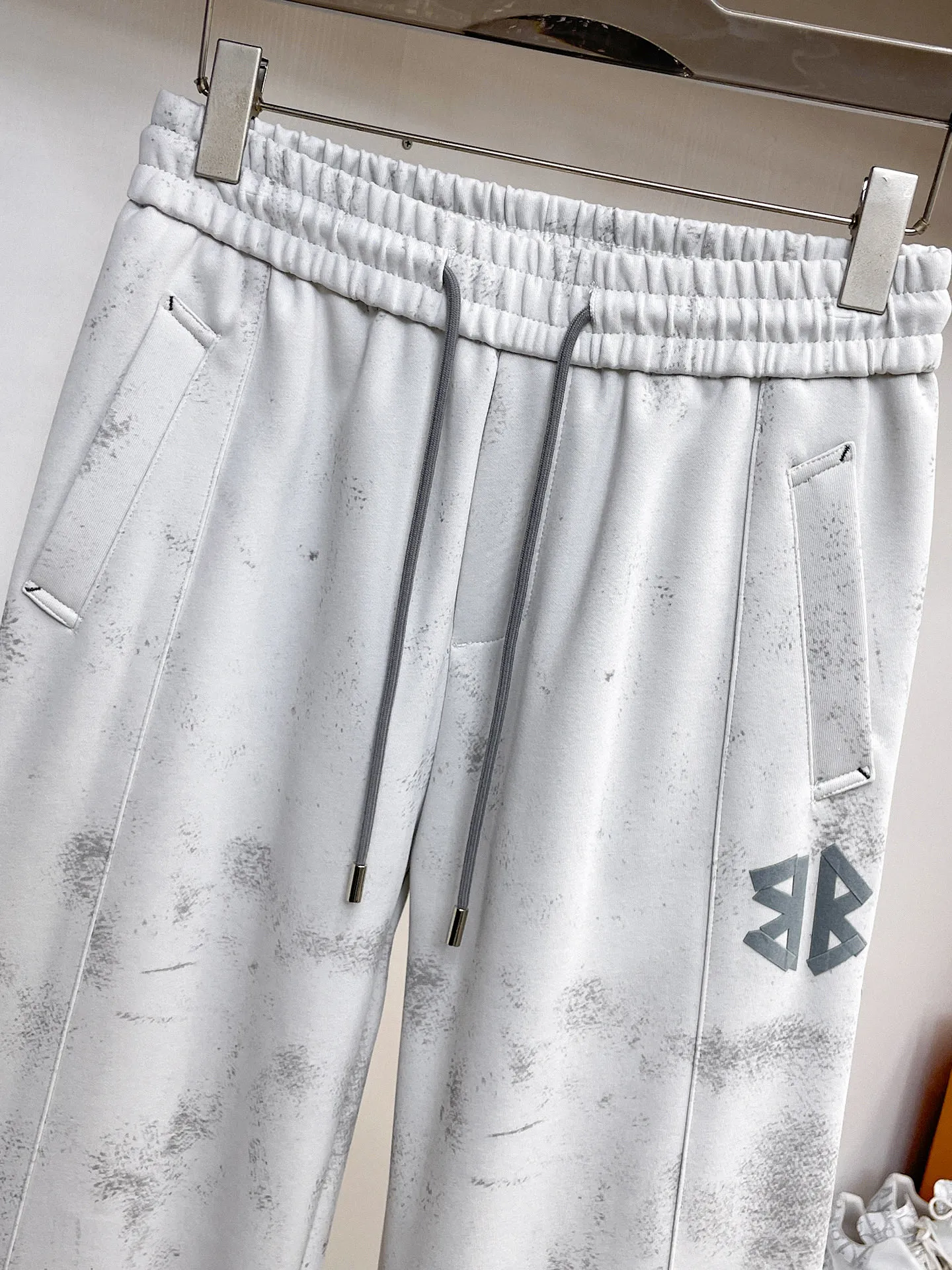Balenciaga 🆕2026 Autumn and Winter New Arrival Casual Pants! The official website will be released simultaneously. Brand Classic LOGO casual pants, customized fabrics, excellent comfort and strong touch. Highly recognisable, perfect appearance and craftsmanship. Size:M-3XL